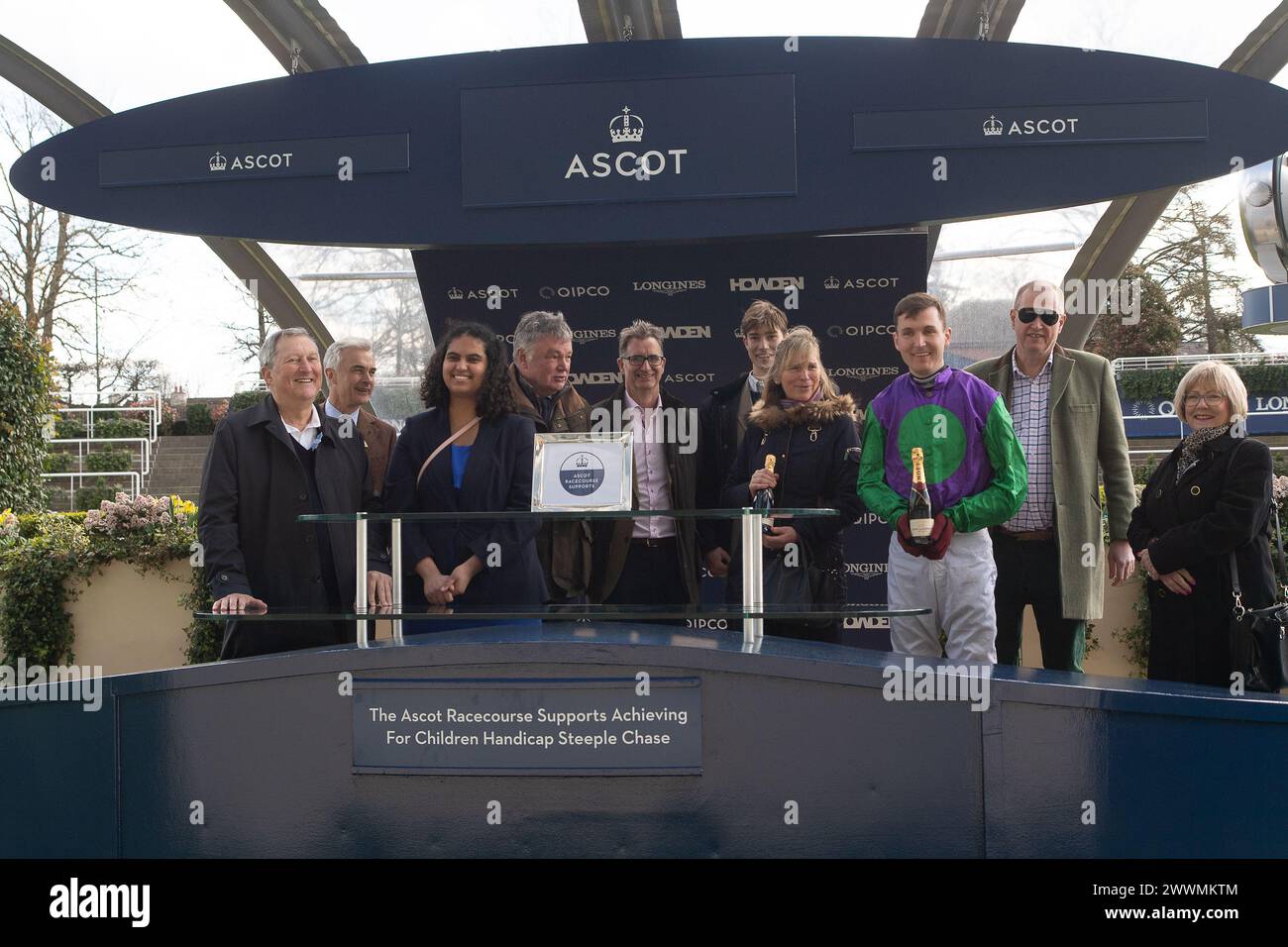 Ascot, Großbritannien. März 2024. Die Winners Presentation for the Ascot Racecourse unterstützt die Erzielung der Handicap Tureple Chase für Kinder beim Spring Family Raceday auf der Ascot Racecourse, das von dem Jockey Tom Bellamy geritten wurde. Besitzerin Segeln Nach Byzantium, Trainerin Emma Lavelle, Marlborough, Züchter William Jenks, Sponsor Hatherden Horse Transport. Quelle: Maureen McLean/Alamy Live News Stockfoto