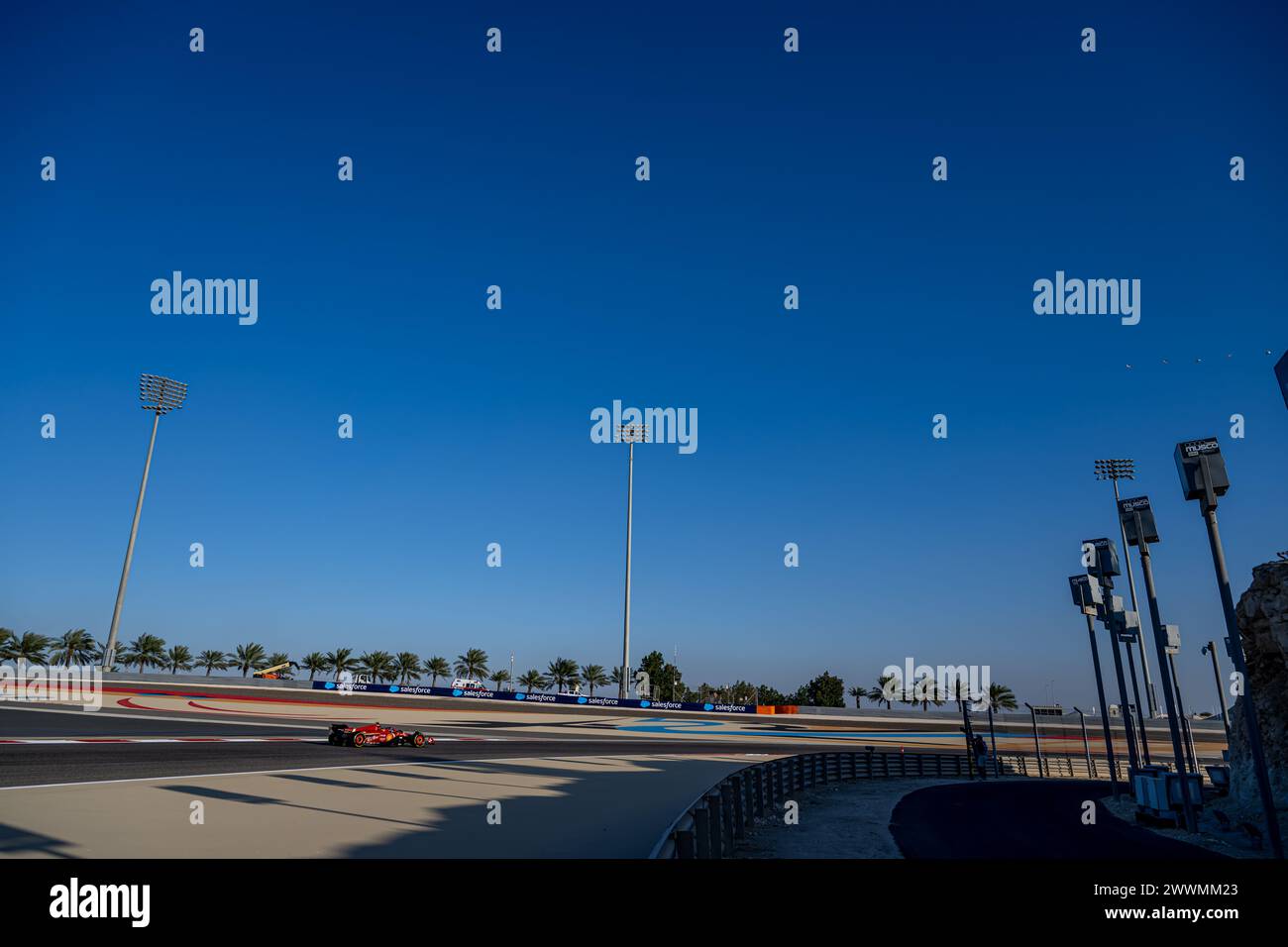 BAHRAIN INTERNATIONAL CIRCUIT, BAHRAIN – 21. FEBRUAR: Carlos Sainz, Ferrari SF-23 während der Bahrain-Tests auf dem Bahrain International Circuit am 21. Februar 2024 in Sakhir, Bahrain. (Foto: Michael Potts/BSR Agency) Stockfoto