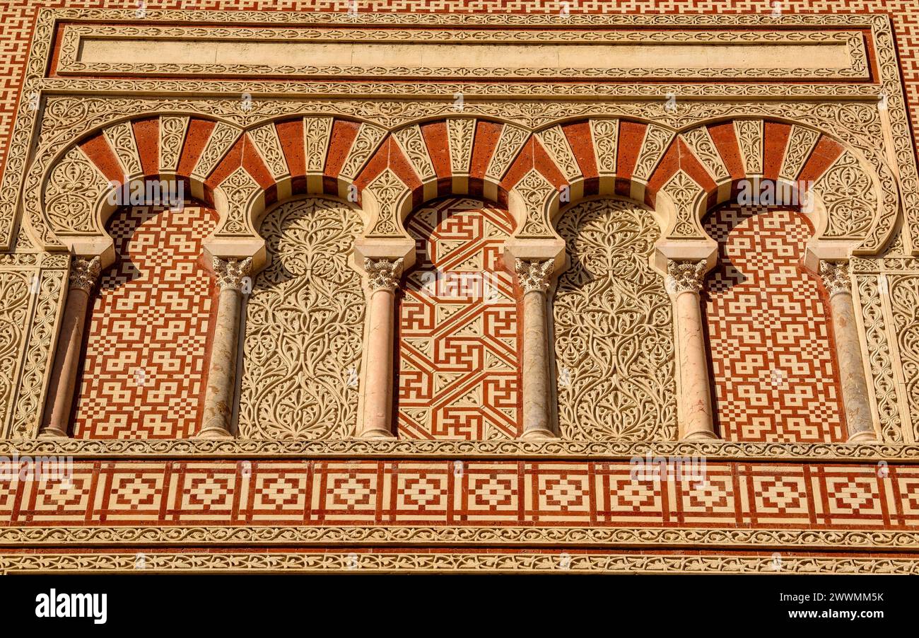 Dekorative Hufeisenbögen an der Fassade der Moschee Kathedrale von Córdoba (Córdoba, Andalusien, Spanien) ESP Arcos de herradura a la mezquita, Cordoba Stockfoto