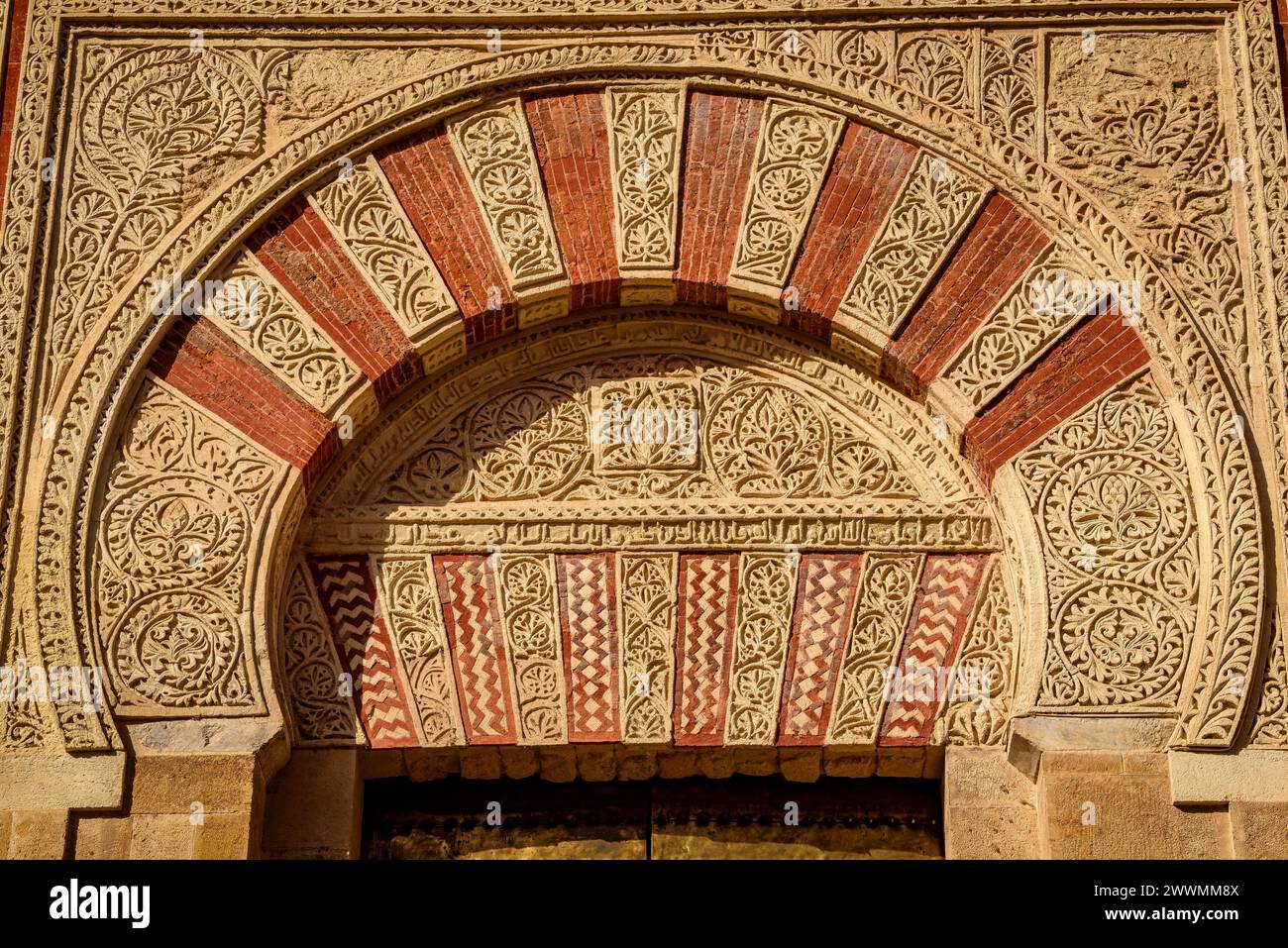 Dekorative Hufeisenbögen an der Fassade der Moschee Kathedrale von Córdoba (Córdoba, Andalusien, Spanien) ESP Arcos de herradura a la mezquita, Cordoba Stockfoto