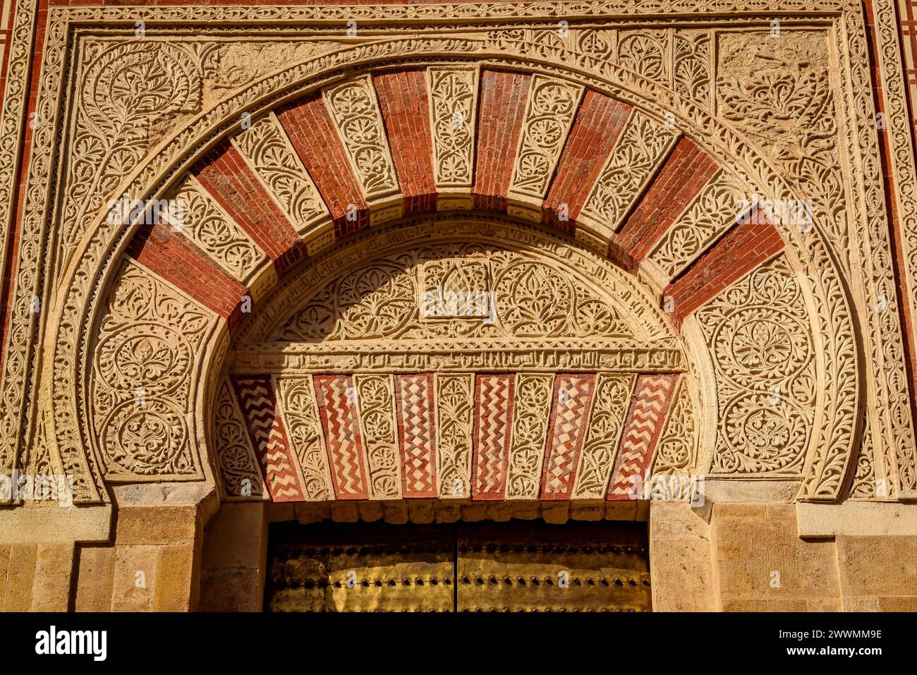 Dekorative Hufeisenbögen an der Fassade der Moschee-Kathedrale von Córdoba (Córdoba, Andalusien, Spanien) ESP: Arcos de herradura decorativos Stockfoto