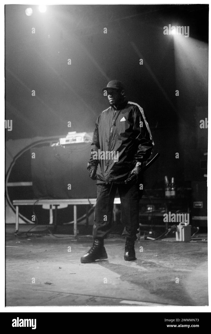 PUBLIC ENEMY, KONZERT, 2000: Chuck D von Public Enemy beim Homelands Festival in Winchester, England, Großbritannien am 27. Mai 2000. Foto: Rob Watkins. INFO: Public Enemy, eine US-amerikanische Hip-Hop-Gruppe, die 1985 in Long Island, New York gegründet wurde, revolutionierte die Rap-Musik mit politisch aufgeladenen Texten und innovativer Produktion. Hits wie „Fight the Power“ machten sie berühmt und festigten ihren Status als Ikonen der bewussten Hip-Hop-Kultur. Stockfoto