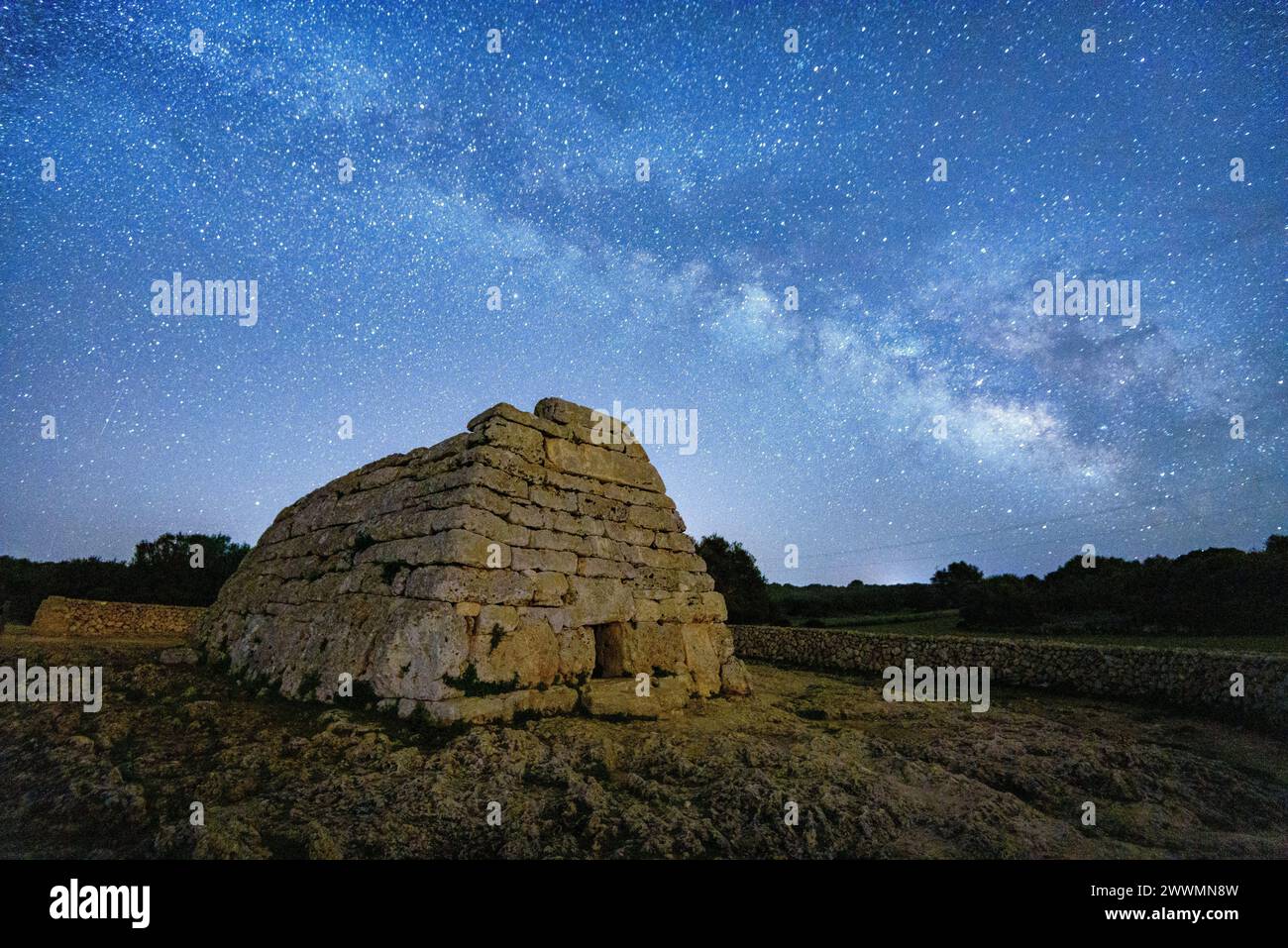 Die Naveta des Tudons bei Nacht mit der Milchstraße im Hintergrund (Menorca, Balearen, Spanien) ESP: La Naveta des Tudons, de noche, Menorca Stockfoto