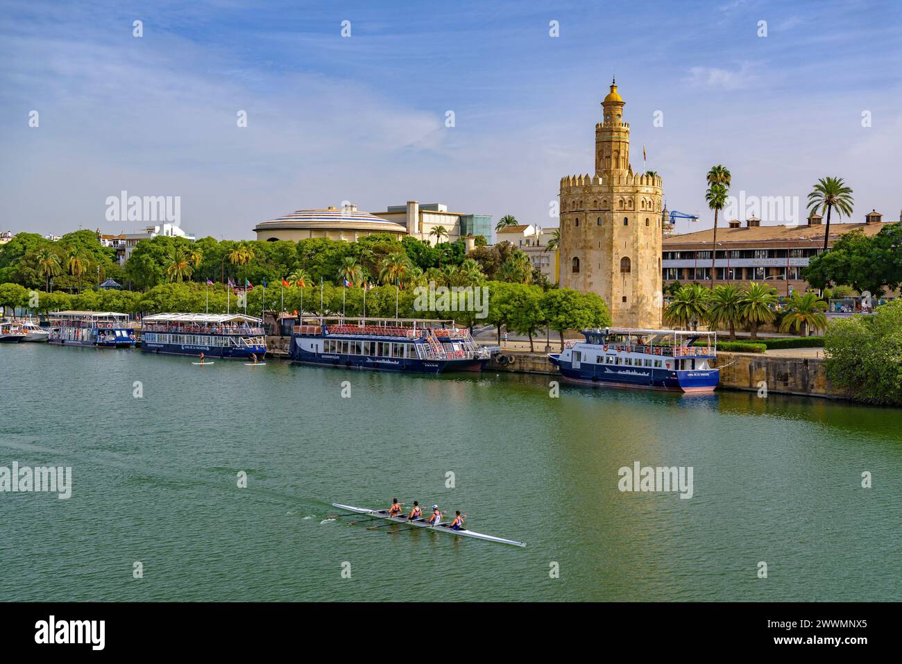 Traditioneller Blick auf Sevilla mit dem Torre del Oro und dem Fluss Guadalquivir mit einigen Rudern (Sevilla, Andalusien, Spanien) Stockfoto
