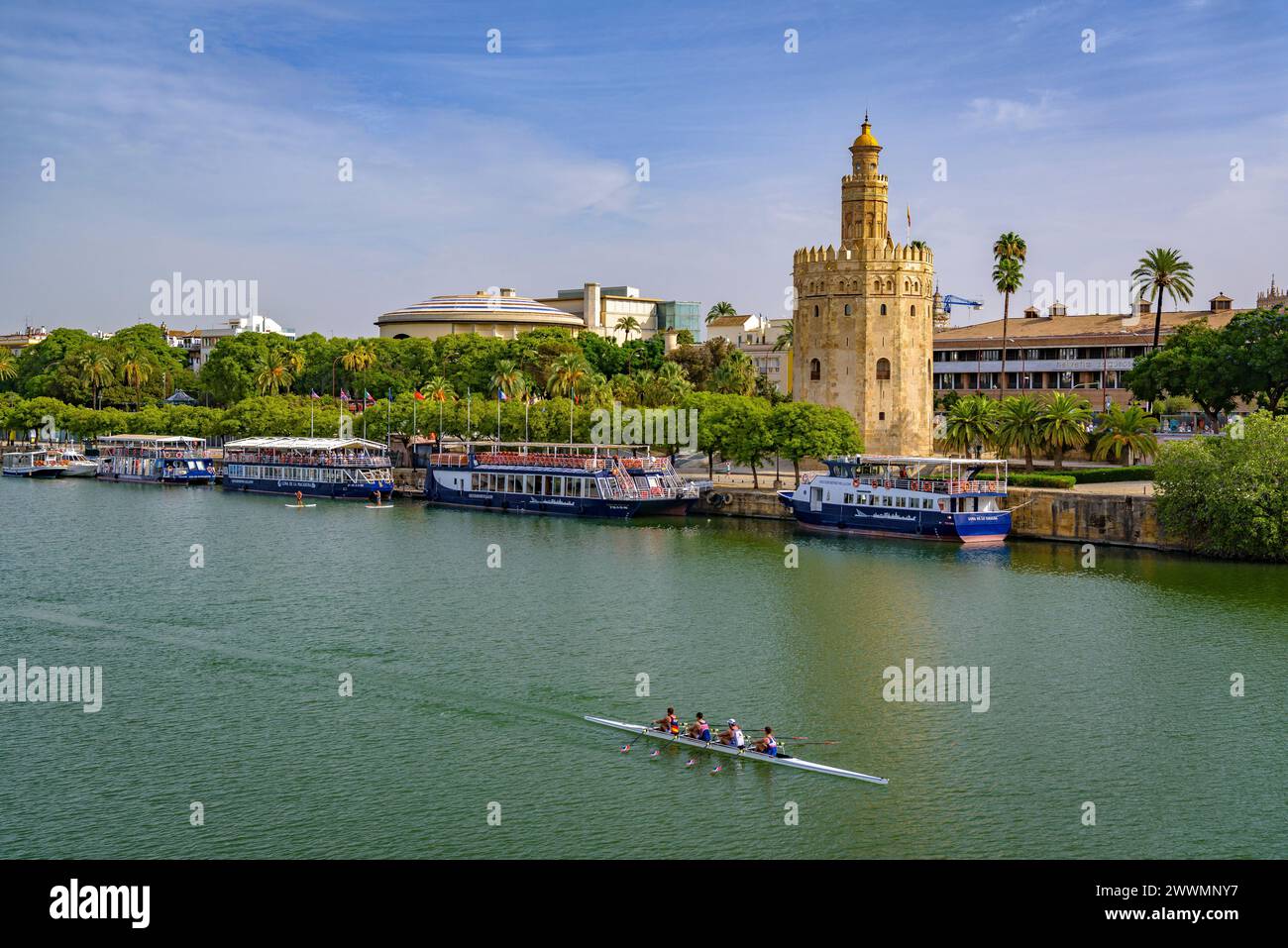Traditioneller Blick auf Sevilla mit dem Torre del Oro und dem Fluss Guadalquivir mit einigen Rudern (Sevilla, Andalusien, Spanien) Stockfoto