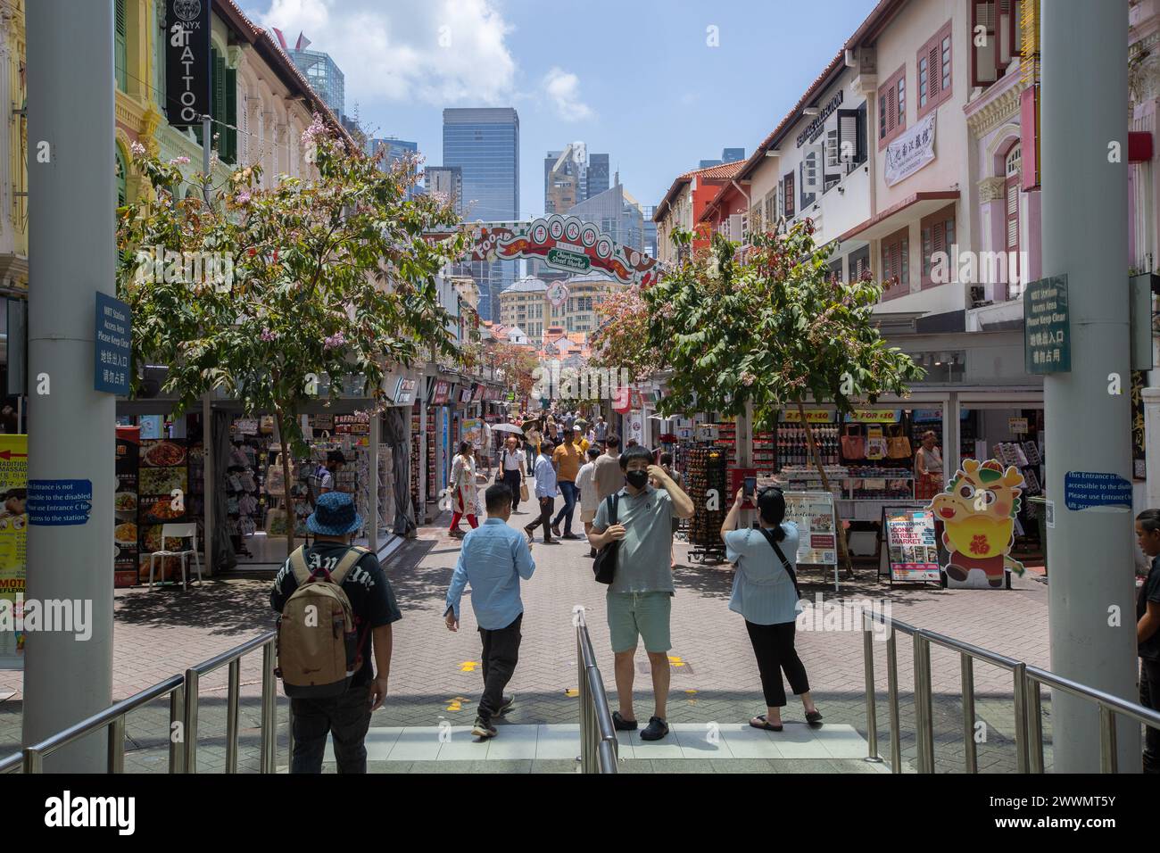 2024. Besucher, die Fotos machen, erkunden das Erbe und die Lebendigkeit dieses beliebten Wahrzeichens. Pagoda Street, Chinatown, Singapur-Stadt. Stockfoto
