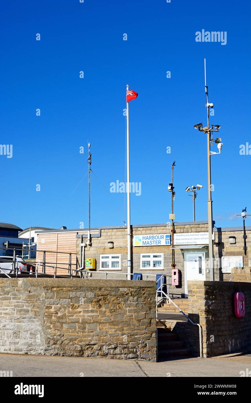Blick auf das Bürogebäude von Harbour Masters, West Bay, Dorset, Großbritannien, Europa. Stockfoto