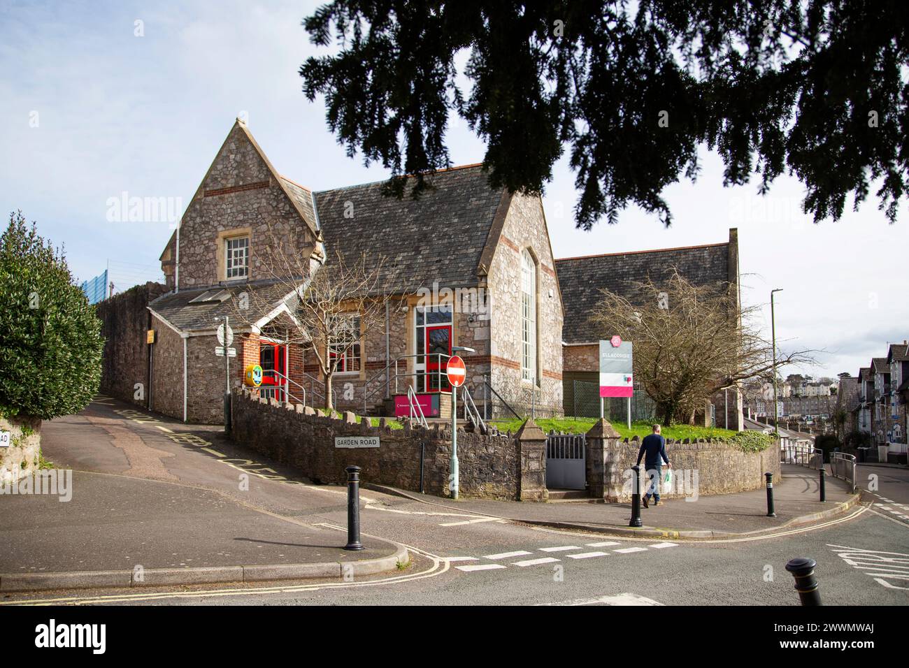 Ellacombe Grundschulgebäude in Torquay, Außenansicht vor blauem Himmel an einem sonnigen Tag Stockfoto