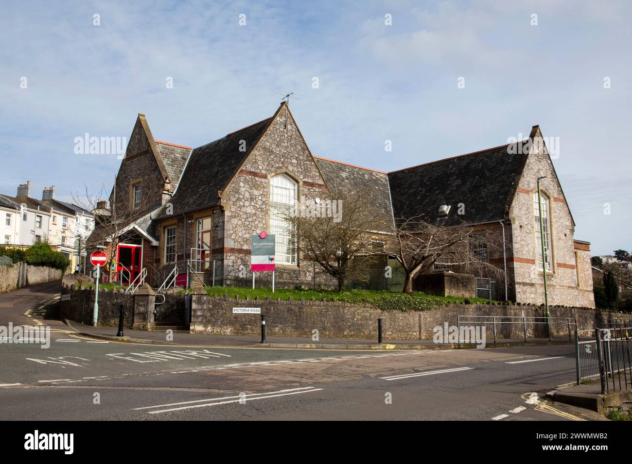 Ellacombe Grundschulgebäude in Torquay, Außenansicht vor blauem Himmel an einem sonnigen Tag Stockfoto