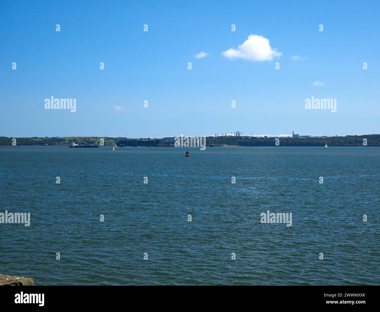 Weiße Cumulus-Wolken Hintergrund, Sommerwolken Stockfoto