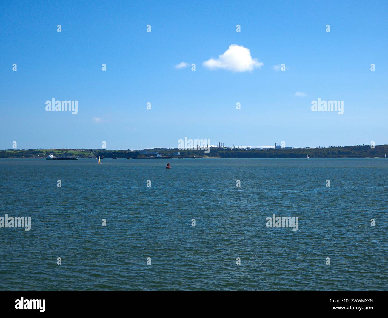 Weiße Cumulus-Wolken Hintergrund, Sommerwolken Stockfoto