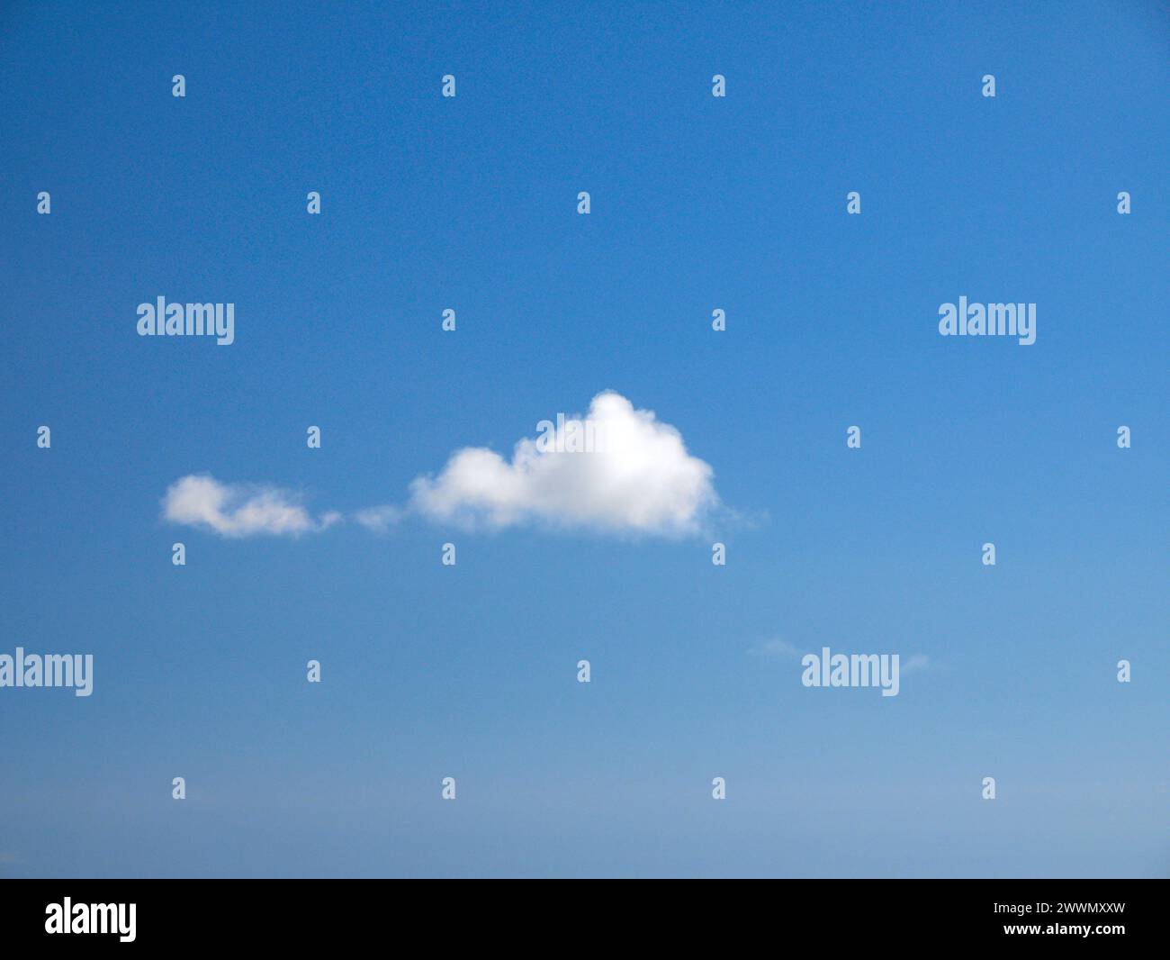 Weiße Cumulus-Wolken Hintergrund, Sommerwolken Stockfoto