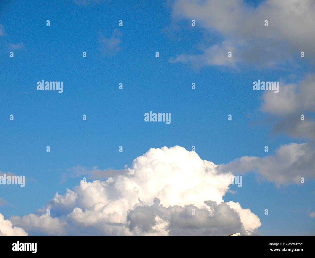 Weiße Wolken cumulus Hintergrund Stockfoto