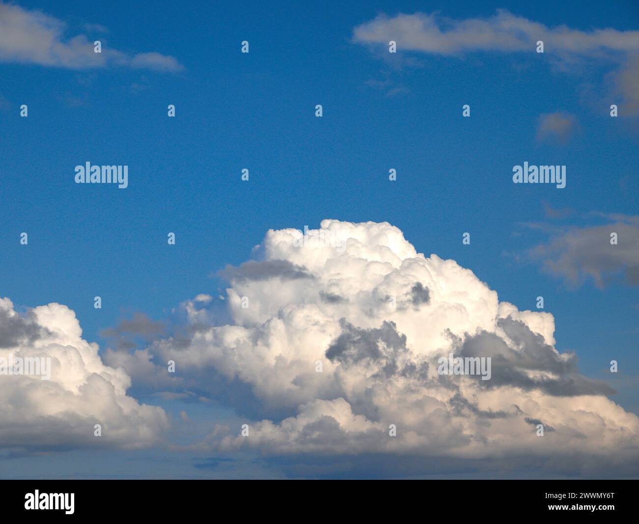 Weiße Wolken cumulus Hintergrund Stockfoto