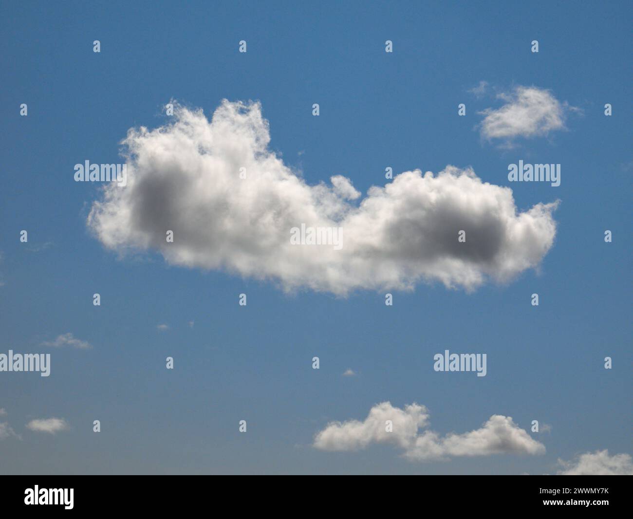 Weiße Cumulus-Wolken Hintergrund, Sommerwolken Stockfoto