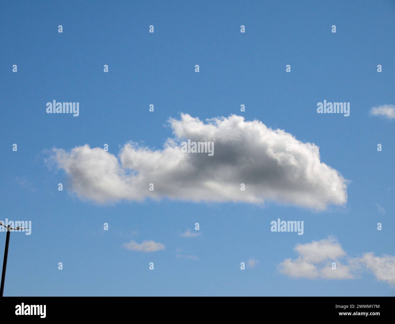 Weiße Cumulus-Wolken Hintergrund, Sommerwolken Stockfoto