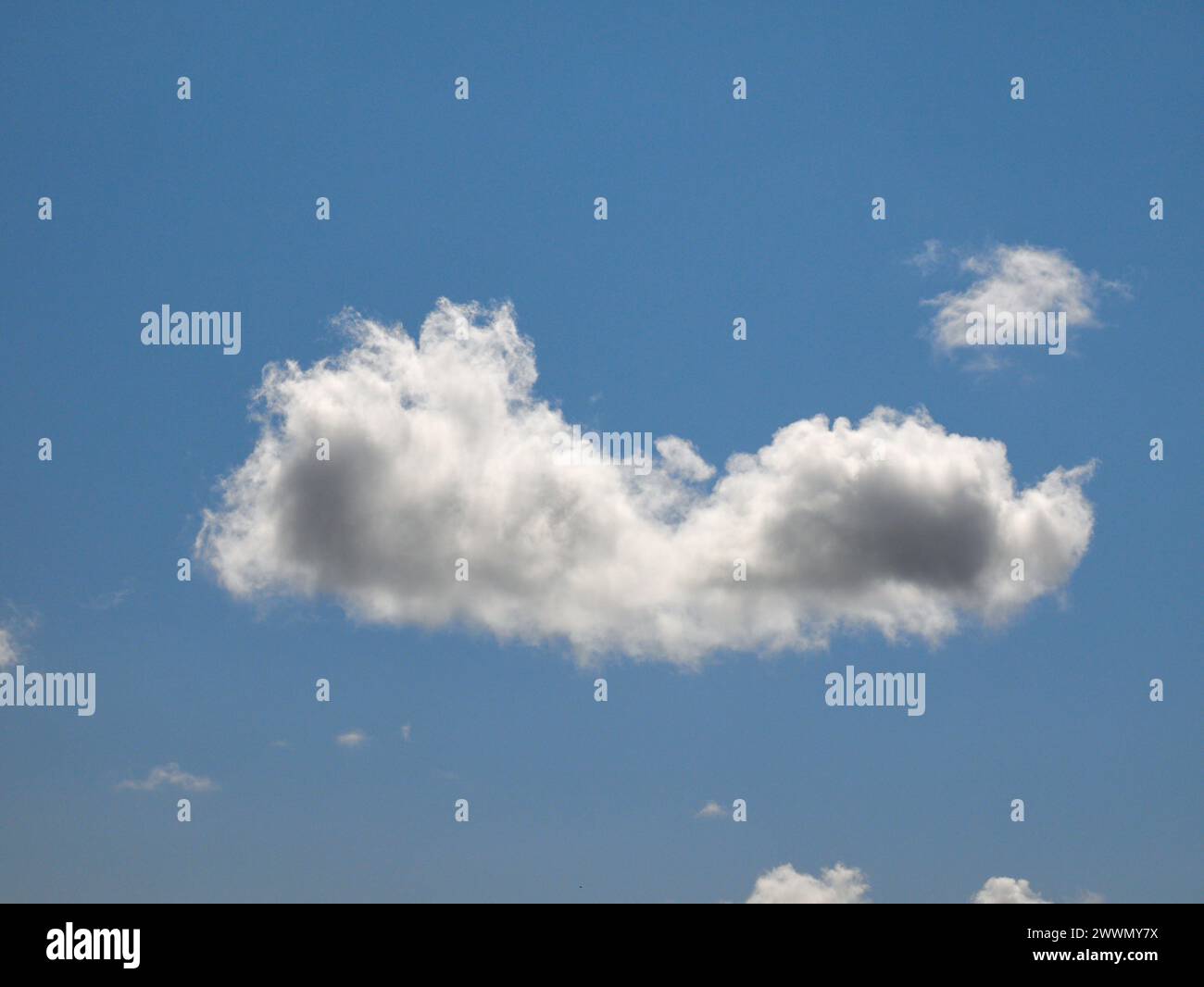 Weiße Cumulus-Wolken Hintergrund, Sommerwolken Stockfoto