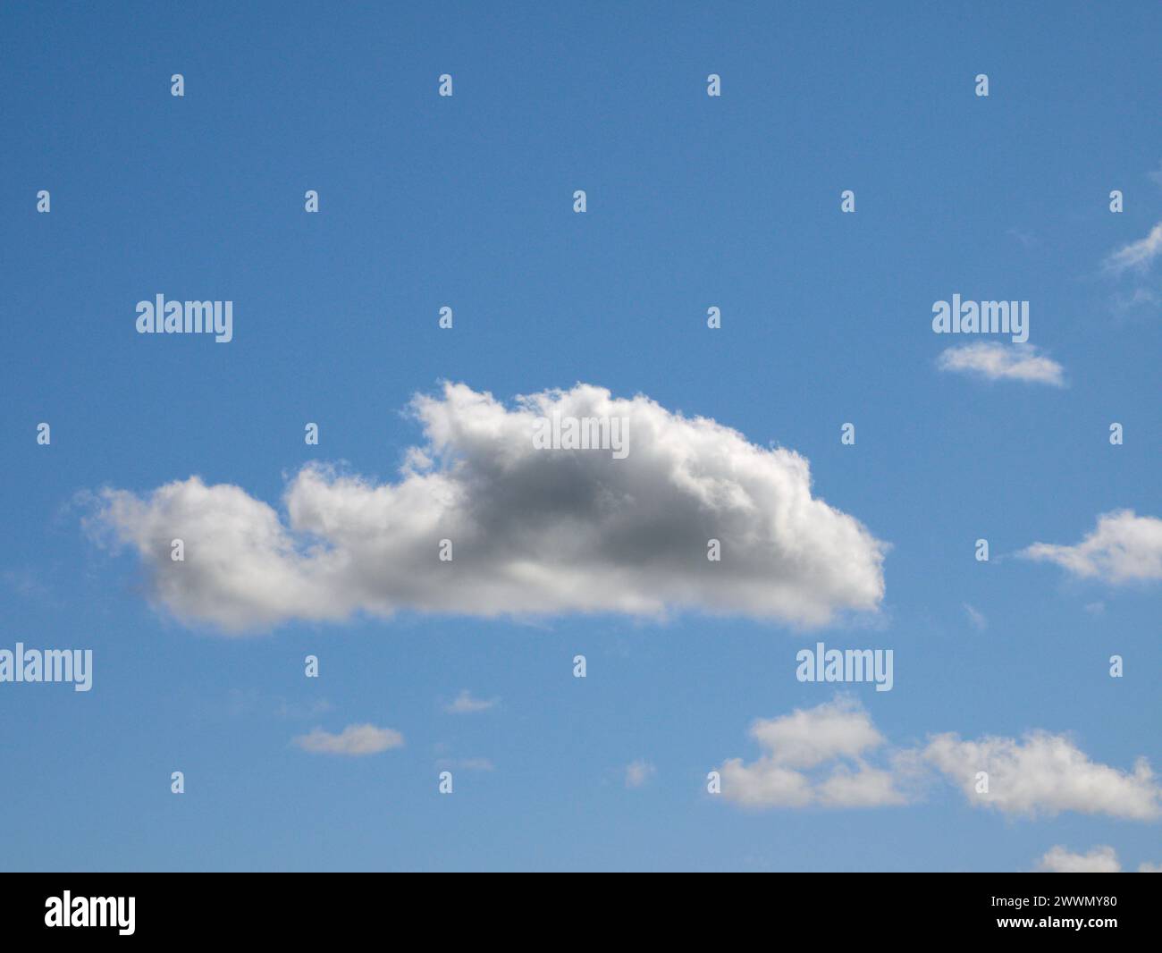 Weiße Cumulus-Wolken Hintergrund, Sommerwolken Stockfoto
