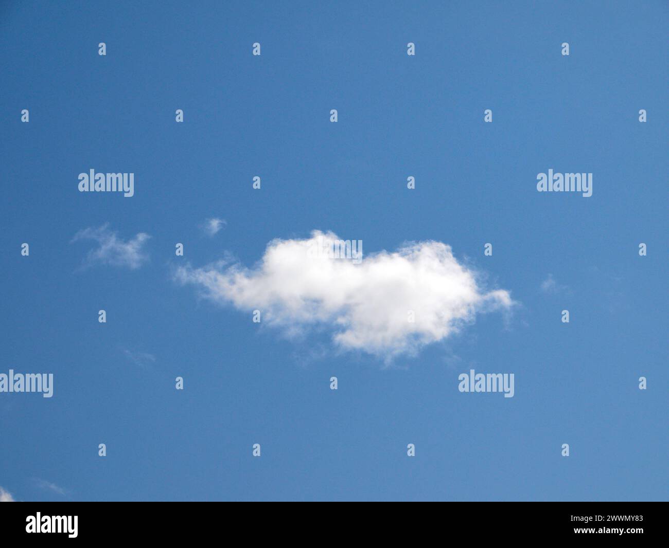 Weiße Cumulus-Wolken Hintergrund, Sommerwolken Stockfoto