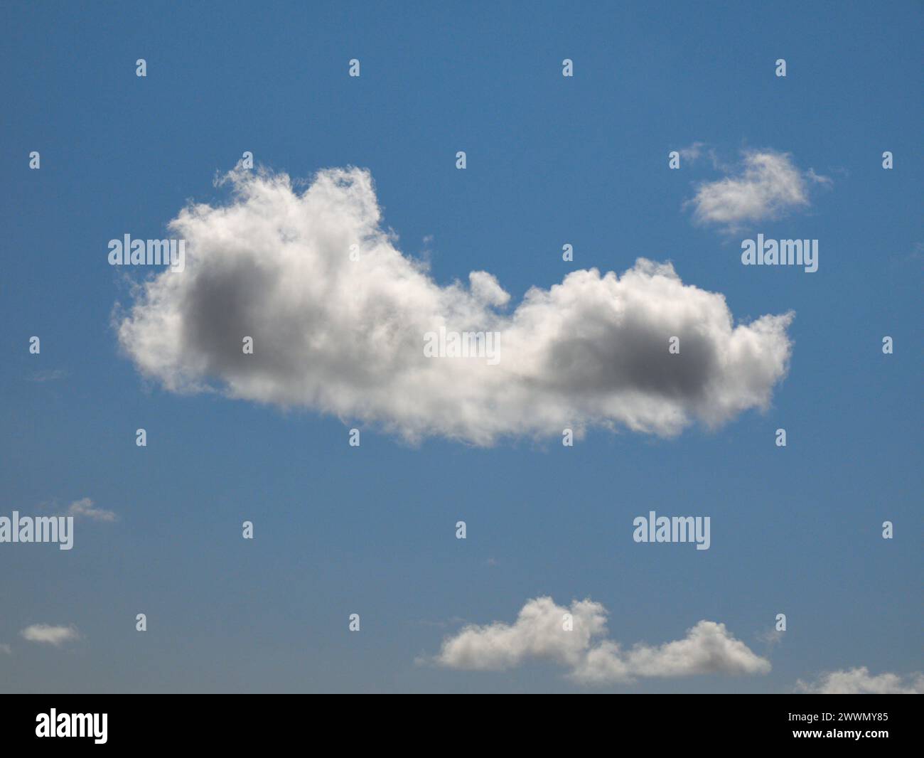 Weiße Cumulus-Wolken Hintergrund, Sommerwolken Stockfoto