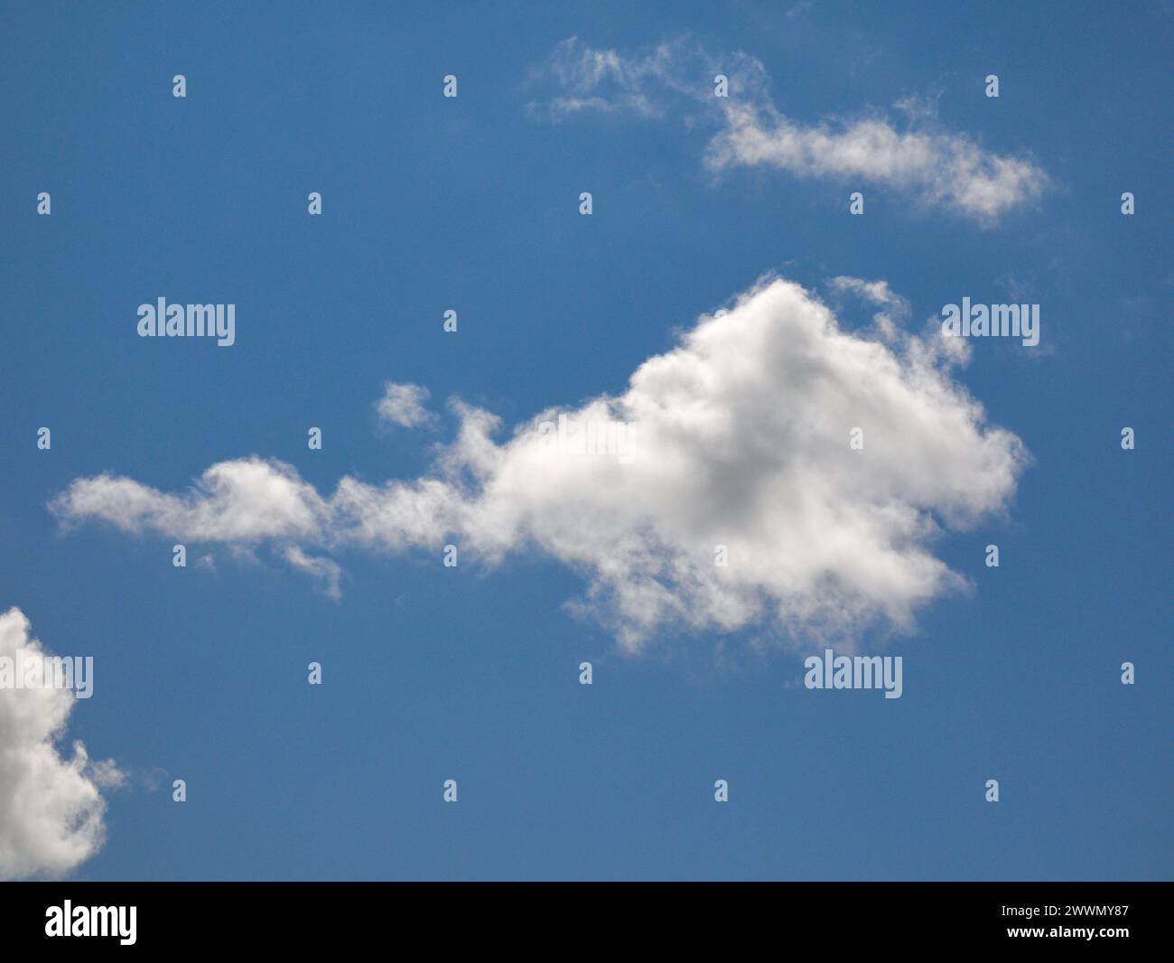 Weiße Cumulus-Wolken Hintergrund, Sommerwolken Stockfoto