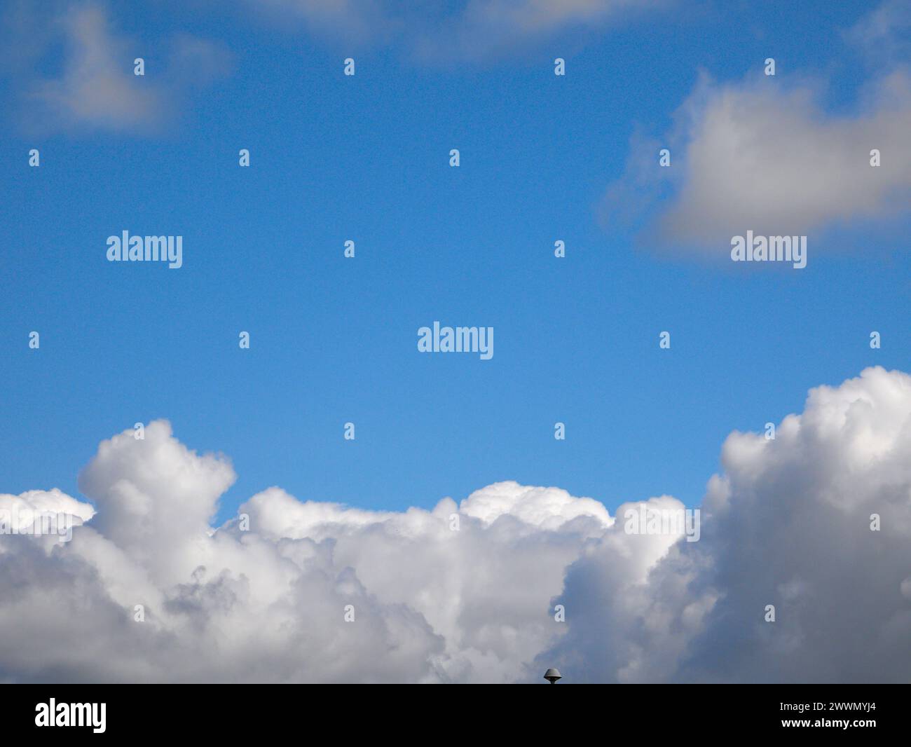 Weiße Cumulus-Wolken Hintergrund, Sommerwolken Stockfoto