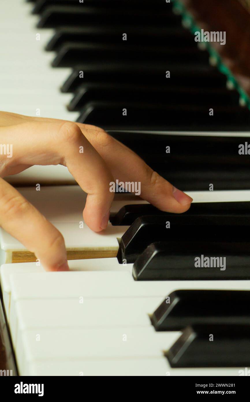 Teenager Hand auf Klaviertasten, Konzeptmusik üben, Training, fließende Handbewegung entwickeln. Stockfoto