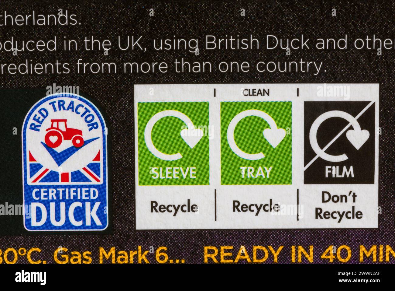 Rote Traktorzertifizierte Enten- und Recycling-Symbole auf der Schachtel Entenbrüste in Pflaumensauce von Waitrose Stockfoto