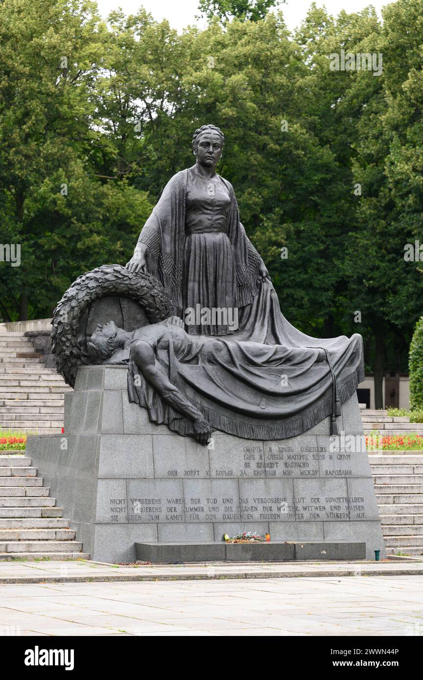 Berlin. Deutschland. Sowjetisches Ehrenmal in der Schönholzer Heide. Mutter Russland trauert um einen gefallenen Soldi Stockfoto