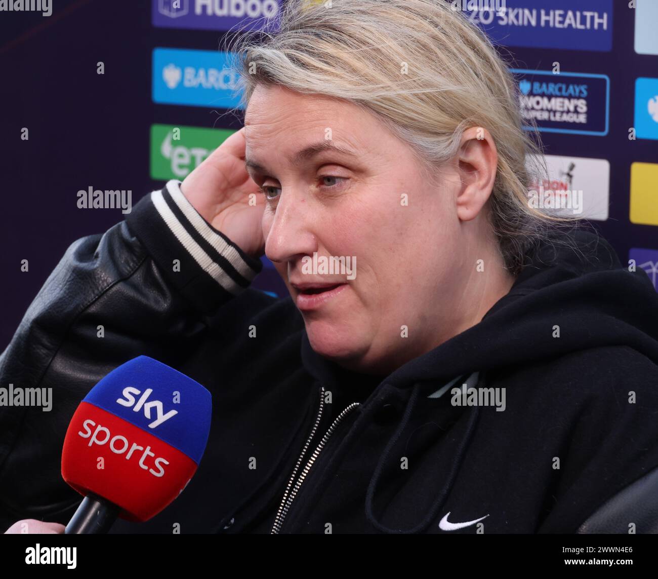 DAGENHAM, ENGLAND – 24. MÄRZ: Chelsea Women's Head Coach Emma Hayes, bevor sie beim Barclays FA Women's Super League Spiel zwischen West Ham Unite antreten Stockfoto