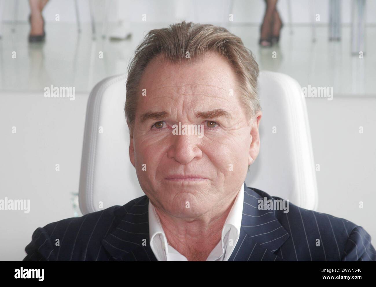 Fritz WEPPER Schauspieler im Alter von 83 Jahren gestorben. ARCHIVFOTO: Fritz WEPPER, Schauspieler, sitzt am Schreibtisch Kulisse, Chefsessel, Dreharbeiten fÂür den ZDF-Fernsehfilm Alter vor Schoenheit in Köln, 31.07.2008. *** Fritz WEPPER Schauspieler starb im Alter von 83 Jahren ARCHIVFOTO Fritz WEPPER, Schauspieler, sitzt am Schreibtisch, Chefstuhl, Dreharbeiten für den ZDF-Fernsehfilm Alter vor Schoenheit in Köln, 31 07 2008 Stockfoto