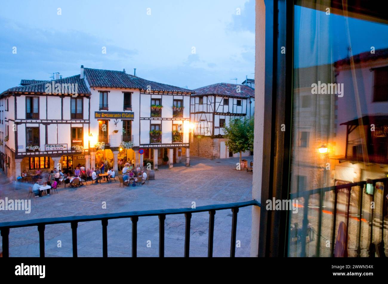 Nächtliche Ansicht aus einem offenen Fenster. Doña Urraca Square, Covarrubias, Provinz Burgos, Castilla Leon, Spanien. Stockfoto