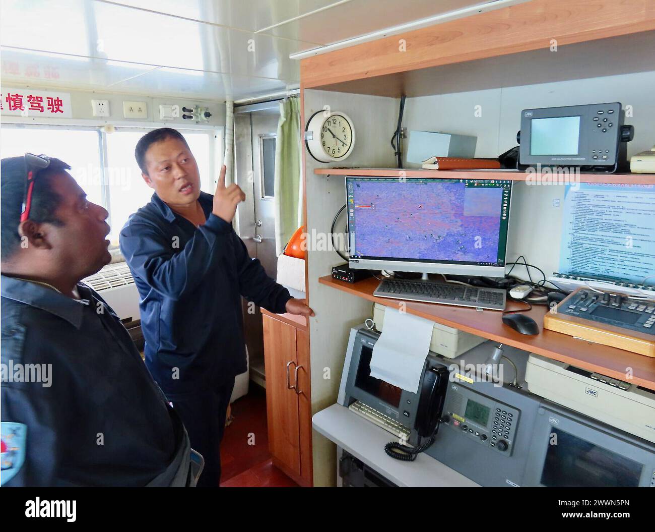 Die Besatzung der USCGC Oliver Henry (WPC 1140) und Reedereien der Kiribati Police Maritime Unit (PMU) führen vom 11. Bis 16. Februar 2024 während einer Pivotation der Expeditionspatrouille in der Exklusiven Wirtschaftszone Kiribatis (AWZ) ein Seeverkehrsschiff unter ausländischer Flagge ein. Zum ersten Mal seit 2015 nahm die Patrouille Schiffseigner der PMU ein und führte das 2008 mit Kiribati unterzeichnete bilaterale Seeverkehrsabkommen durch. Diese Verpflichtungen im Rahmen der Operation Blue Pacific unterstreichen das Engagement der Vereinigten Staaten für die Stärkung der Beziehungen und die Gewährleistung der Sicherheit im Seeverkehr Stockfoto