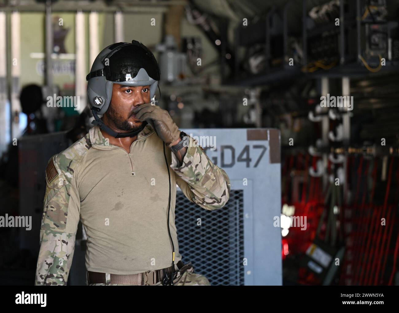 Byron Simon, 79th Rescue Squadron Loadmaster, evaluiert die Frachtlogistik während der Übung Agile Angel in Fort Huachuca, Ariz., 20. Februar 2024. Simons Ziel war es, unter simulierten widrigen Bedingungen die militärische Bereitschaft fortzusetzen. Luftwaffe Stockfoto