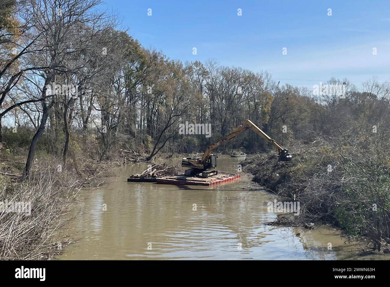 Das Roden und Verhaken des etwa 3,3 km langen Kanals am Ward Creek wird durchgeführt, um Vegetation und Schutt aus dem Kanal zu entfernen, um die Kapazität zu erhöhen und einen effizienteren Fluss zu fördern. Ward Creek ist Teil des East Baton Rouge Flood Risk Reduction Project. Die in diesem Projekt vorgenommenen Verbesserungen zielen darauf ab, das Risiko von Hochwasserschäden durch Hochwasser außerhalb der Uferseite bei Starkregen zu verringern. Der voraussichtliche Termin für die Fertigstellung wird auf das Frühjahr 2024 festgesetzt. Stockfoto