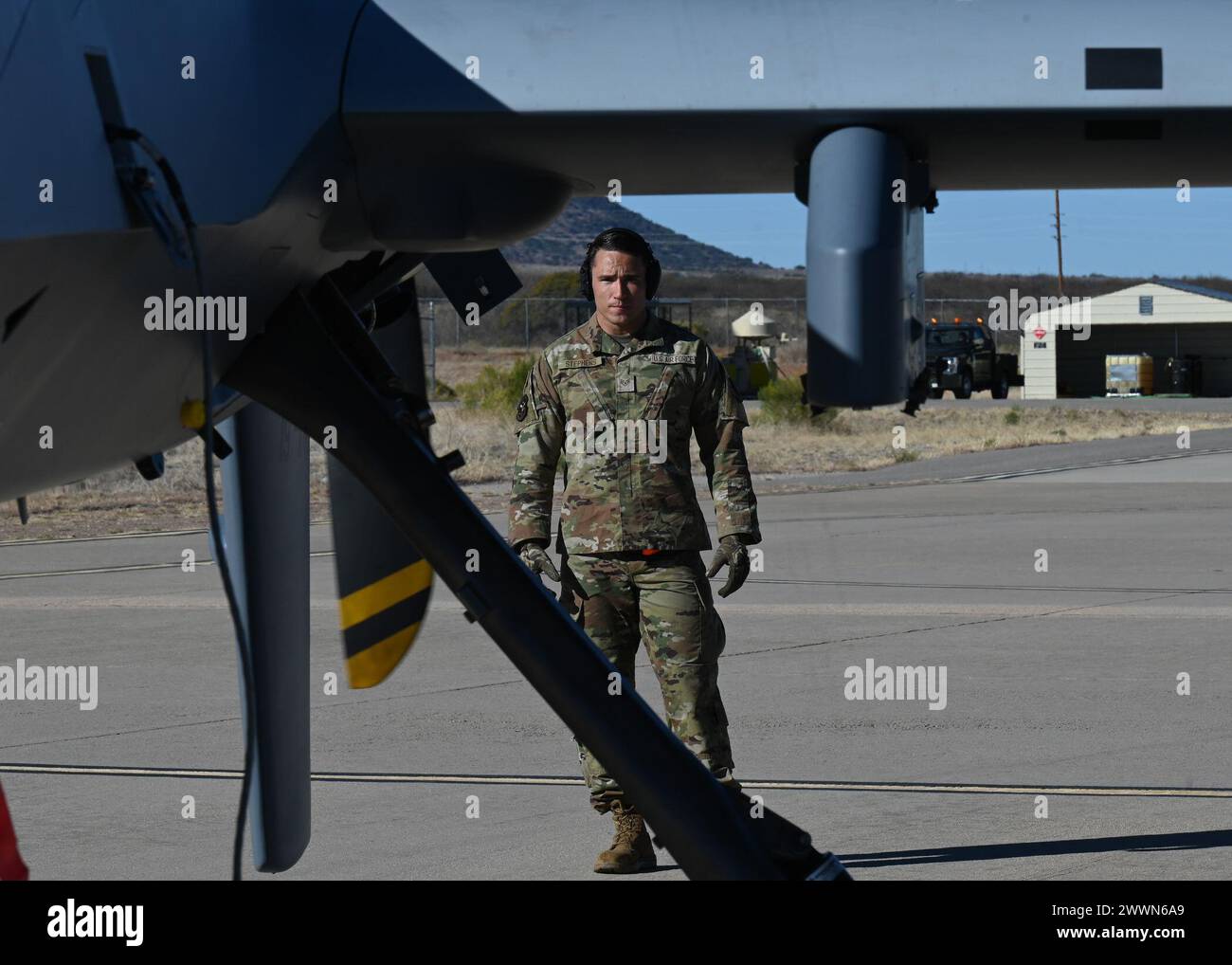 Ein Brandschutzpersonal der U.S. Air Force bestätigt die Brandsicherheit des unbemannten Luftfahrzeugs MQ-9 Reaper während der Übung Agile Angel in Fort Huachuca, Ariz., 20. Februar 2024. Das Brandschutzpersonal wurde speziell in der Flugzeugrettung und -Brandbekämpfung geschult, sodass es auf der Fluglinie fähig war. Luftwaffe Stockfoto