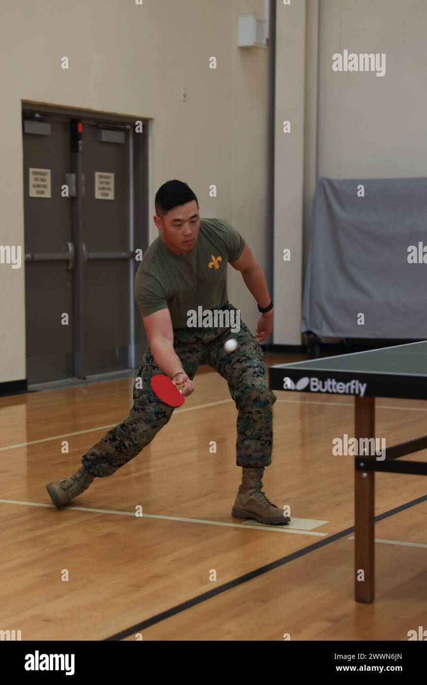 Anthony Kim, Squad Instructor, Headquarters Recruit Training Regiment, Marine Corps Recruit Depot Parris Island, nimmt am 22. Februar 2024 an einem Pingpong-Turnier an der Marine Corps Air Station Beaufort, South Carolina Teil. Das Turnier wurde zusammen mit Gary Sinise und dem Lt. Dan Band Konzert veranstaltet und von der Gary Sinise Foundation gesponsert. Marine Corps Stockfoto