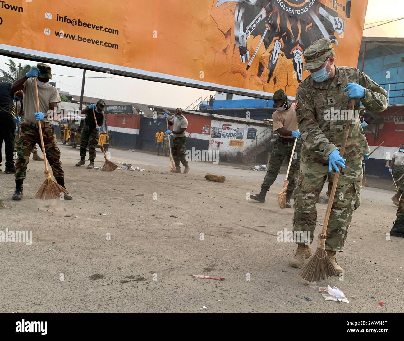 Generalmajor der US-Armee Paul Rogers, Adjutant General der Michigan National Guard, arbeitet Seite an Seite mit Partnern der Armed Forces of Liberia (AFL) während eines Gemeindeaufklärungsprojekts, um eine geschäftige Durchfahrt in Liberias Hauptstadt Monrovia am 10. Februar 2024 zu säubern Stockfoto