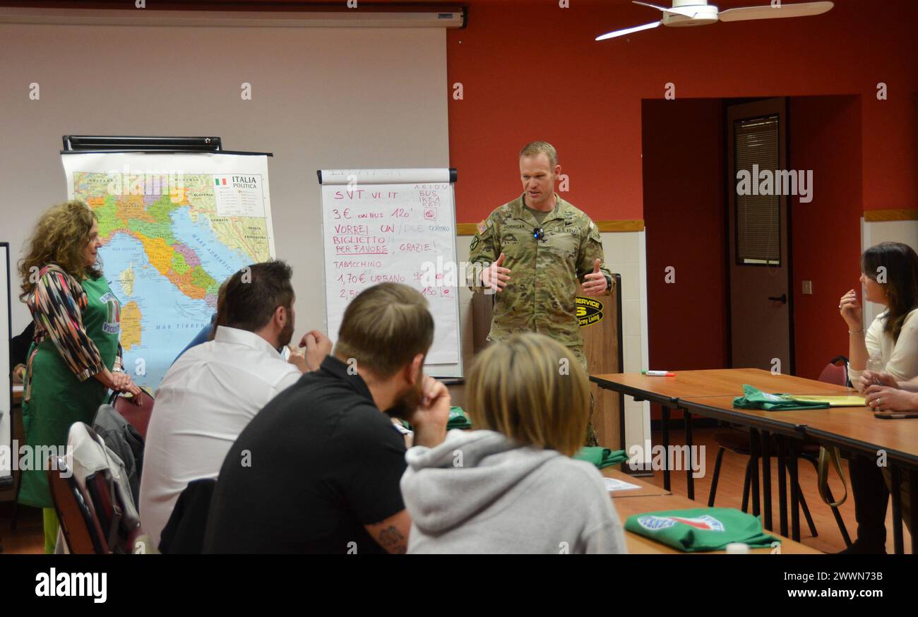 VICENZA, Italien – der Commander der Garrison der US-Armee, Oberst Scott Horrigan, spricht an den Teilnehmern der „Benvenuti“-Klasse, die am 21. Februar 2024 im Army Community Service (ACS) in Caserma Ederle stattfand. Das monatliche ACS-Programm verbindet soziale, kulturelle und gastronomische Traditionen und hilft Neuankömmlingen, praktische Informationen über Italien zu lernen. Am ersten Tag des dreitägigen Kurses wird den Teilnehmern ein italienisches Essen angeboten. Stockfoto
