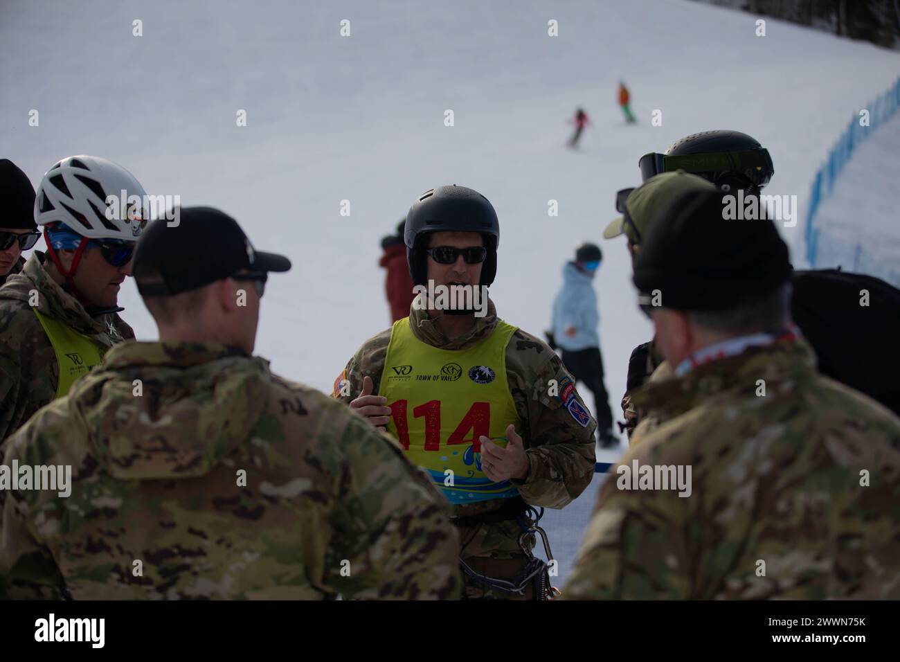 Major Sam Colby (Mitte), ein Soldat der 10. Mountain Division, berät sein Team, bevor er am 25. Februar 2024 beim Legacy Days Ski Trooper Cup in Vail, Colorado, antrat. Der Ski Trooper Cup war ein Wettkampf zwischen mehreren Einheiten der US Army, bei dem Liegestütze, Steigungen, Abseilen, Skifahren auf einem Berg zwischen Toren, Pull-ups und Glacading eingesetzt wurden. Armee Stockfoto