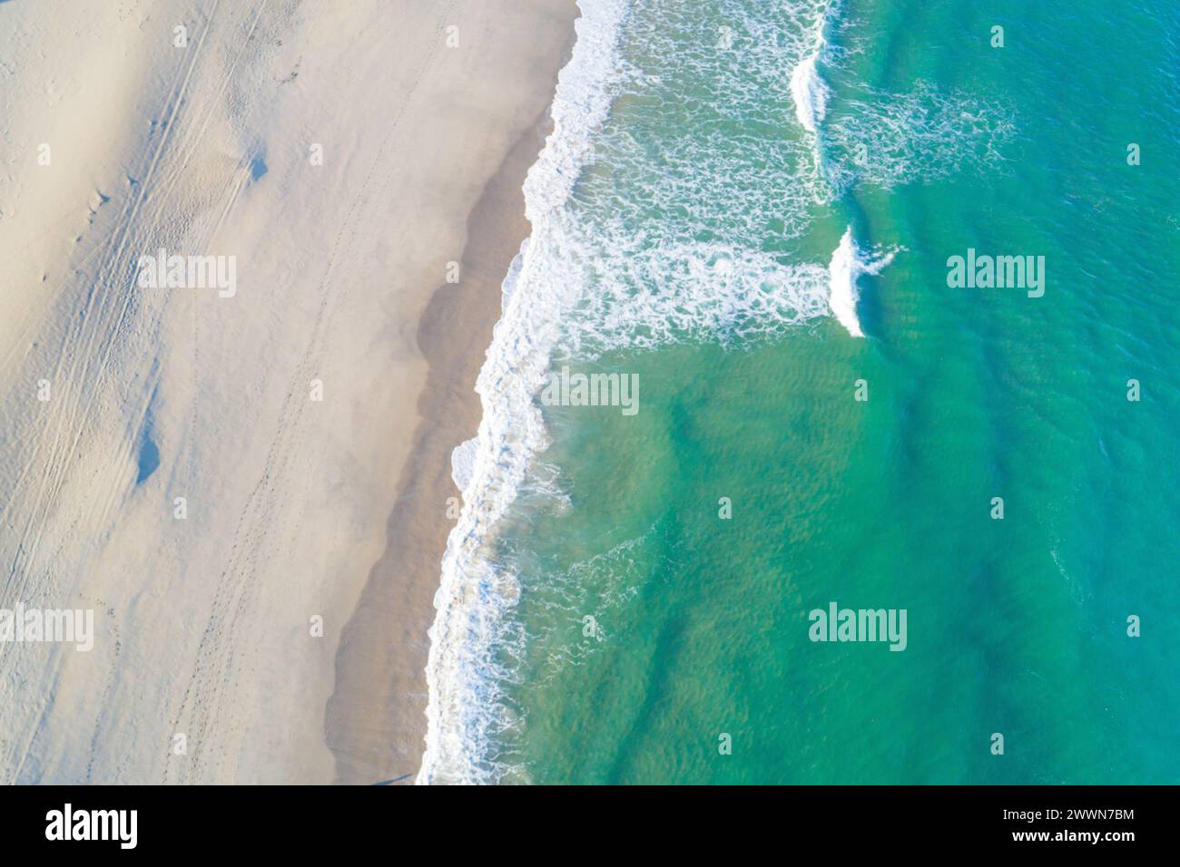 Blick von oben auf die Wellen. Wunderschöne natürliche Meereslandschaft aus der Luft, Drohnenfotografie Stockfoto