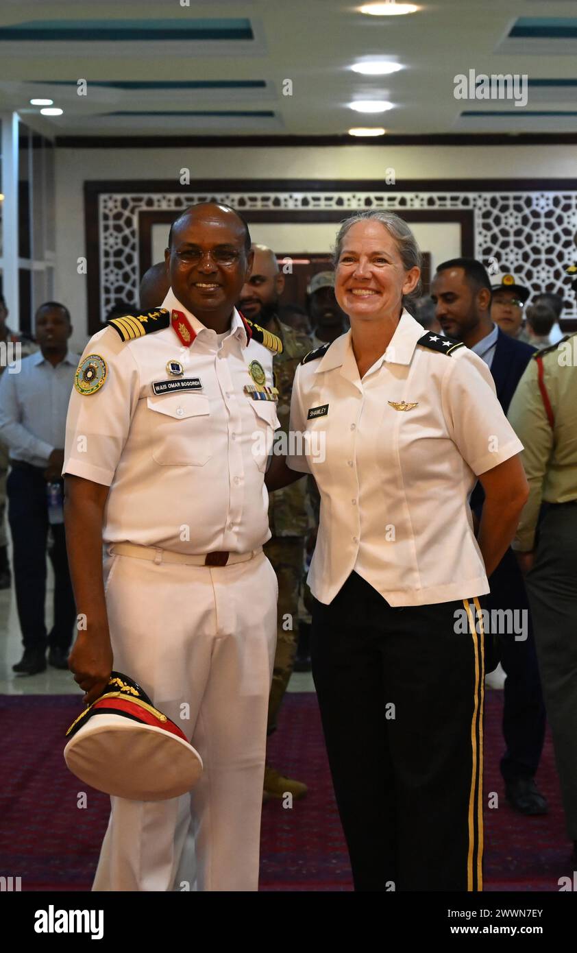 Generalmajor der US-Armee Jami Shawley, Combined Joint Task Force-Kommandant des Horn of Africa, nimmt an der Eröffnungszeremonie des Cutlass Express 2024 Teil. Übungen wie Cutlass Express fördern das Vertrauen zwischen den teilnehmenden Nationen, indem sie gegenseitiges Verständnis und Zusammenarbeit fördern. Diese etablierten und bewährten Partnerschaften werden uns helfen, die Herausforderungen zu meistern, die Freiheit und Sicherheit auf den Weltmeeren bedrohen. Exercise Cutlass Express (CE) ist eine von drei regionalen „Express“-Serien, die vom U.S. Africa Command (AFRICOM) gefördert und von den U.S. Naval Forces Africa/U.S. durchgeführt werden Sechste Flotte (NAVAF Stockfoto