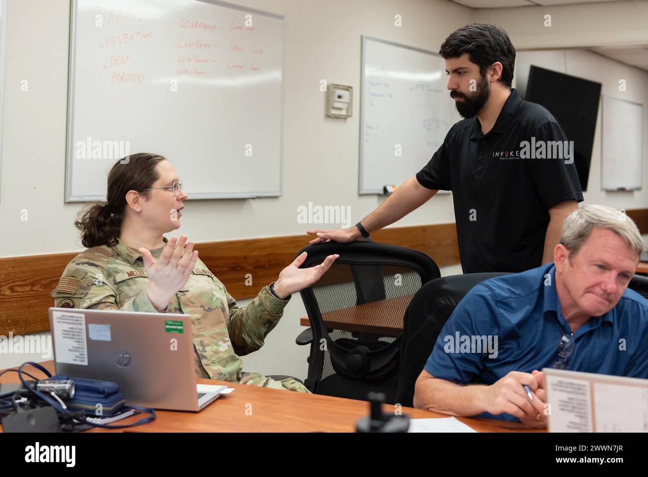 Mitglied und Trainer des US-Militärs, die während einer viertägigen UiPath-Software-Schulung auf der Robotics Process Automation Roadshow der US Air Force auf der Patrick Space Force Base, Florida, vom 6. Bis 9. Februar 2024 zusammenarbeiten. Diese Praxis zur Robotics Process Automation (RPA) bot Unterrichtseinheiten und individuelle praktische Anweisungen zur Erstellung von Büroautomatisierungsbots. Raumkraft Stockfoto