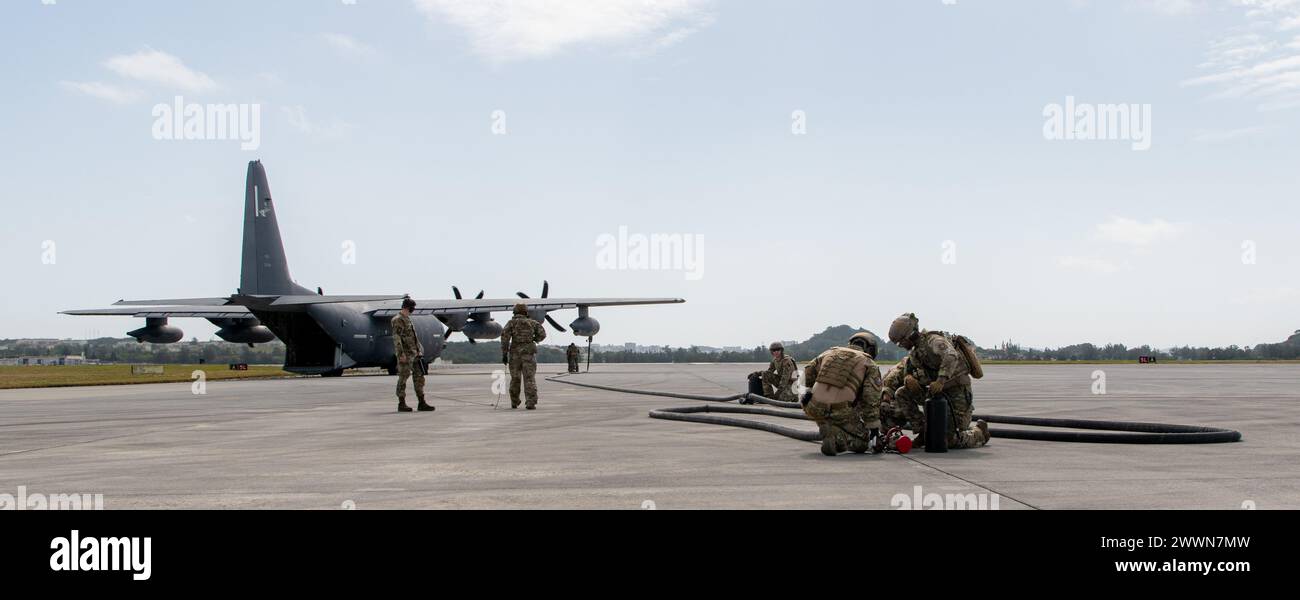 Luftwaffenflugzeuge der US-Luftwaffe mit der 4th Fighter Generation Squadron, der 1st Special Operations Squadron und der 18th Logistics Readiness Squadron führen am 14. Februar 2024 Vorbereitungen für eine FARP-Demonstration auf einem MC-130J Commando II auf der Kadena Air Base in Japan durch. Die Demonstration wurde von Führungskräften des 127. Flügels der Selfridge Air National Guard Base, Michigan beobachtet; zusätzlich bot die Demonstration FARP-Bedienerschulungen für das schnelle Betanken von Kampfflugzeugen in umstrittenen Umgebungen an. Luftwaffe Stockfoto