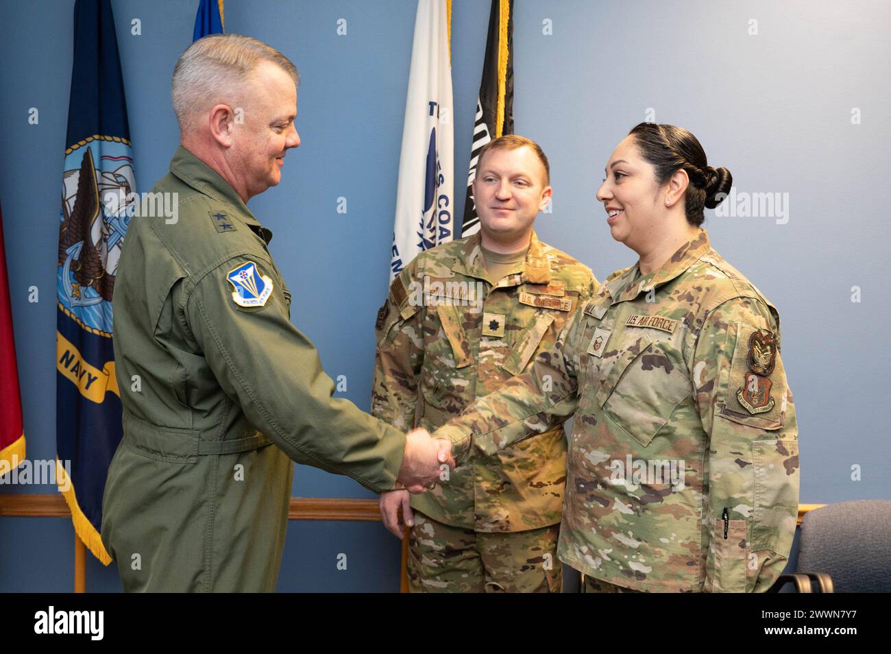 Generalmajor D. Scott Durham, Fourth Air Force Commander, schüttelt die Hand und überreicht seine Challenge-Münze Master Sgt. Angelique Hall, Inspektionsprogramm des Kommandeurs des 434th Air Betankungsflügels, Unteroffizier in der Grissom Air Reserve Base, 3. Februar 2024. Durham verbrachte die Trainingseinheit im Februar mit der 434. ARW, die die Basis bereiste. Luftwaffe Stockfoto