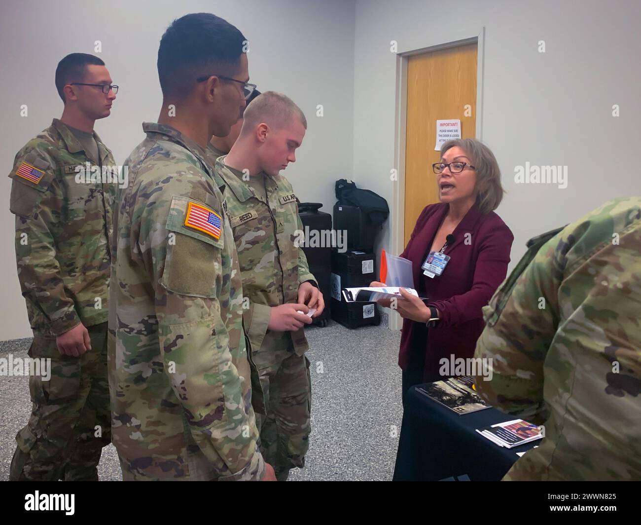 Im Anschluss an ein Rathaus von Fort Campbell am 7. Februar 2024 teilten das Armed Forces Wellness Center, Education and Staff Development und Managed Care-Teams des Blanchfield Army Community Hospital Informationen über ihre Dienstleistungen und wie sie Gemeindemitglieder bei ihren medizinischen Bedürfnissen unterstützen können. Stockfoto