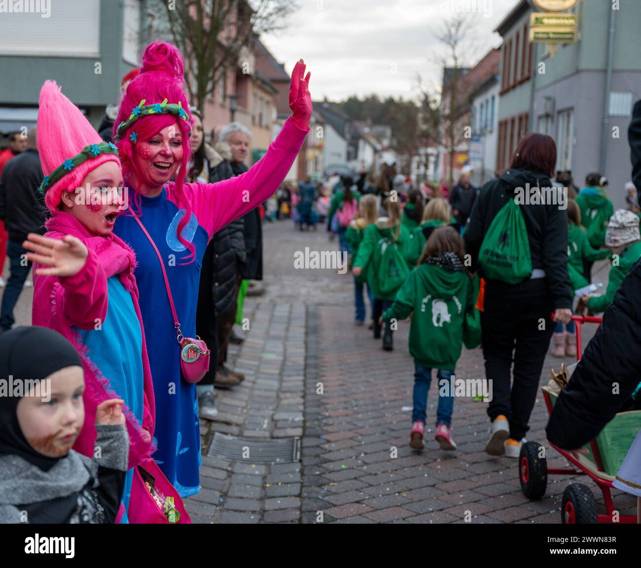 Familien säumen die Straßen, um die 73. Jährliche Ramstein Fasching Parade am 13. Februar 2024 in Ramstein-Miesenbach zu feiern. Etwa 13.000 Zuschauer, viele davon in Kostümen, beobachteten über 90 Aufführungsgruppen und Verbände, die an der Parade teilnahmen. Luftwaffe Stockfoto