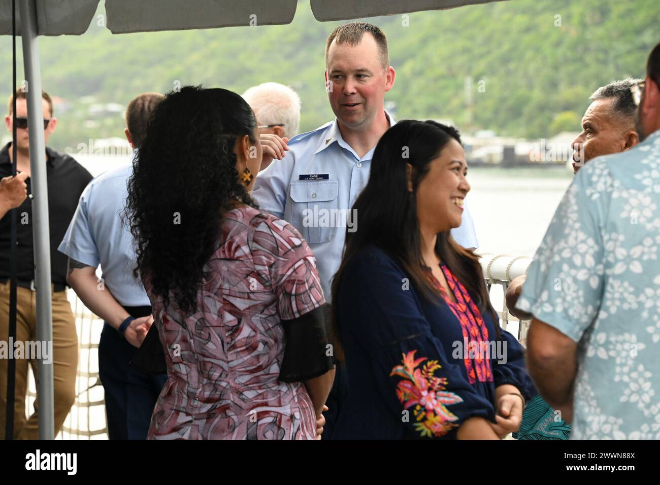 Die Cutter Harriet Lane (WMEC 903) und die Crew beherbergen am 1. Februar 2024 amerikanische samoanische Führer an Bord des Cutters, während sie in Pago Pago, Amerikanisch-Samoa, ankern. Dieser Empfang bot Mitarbeitern der Küstenwache und Führern von Amerikanisch-Samoa die Möglichkeit, über zukünftige Engagements zu diskutieren und darüber zu diskutieren, wie die Küstenwache und Amerikanisch-Samoa zusammenarbeiten können, um die gewünschten Ergebnisse zwischen beiden Einheiten zu erzielen. Küstenwache Stockfoto