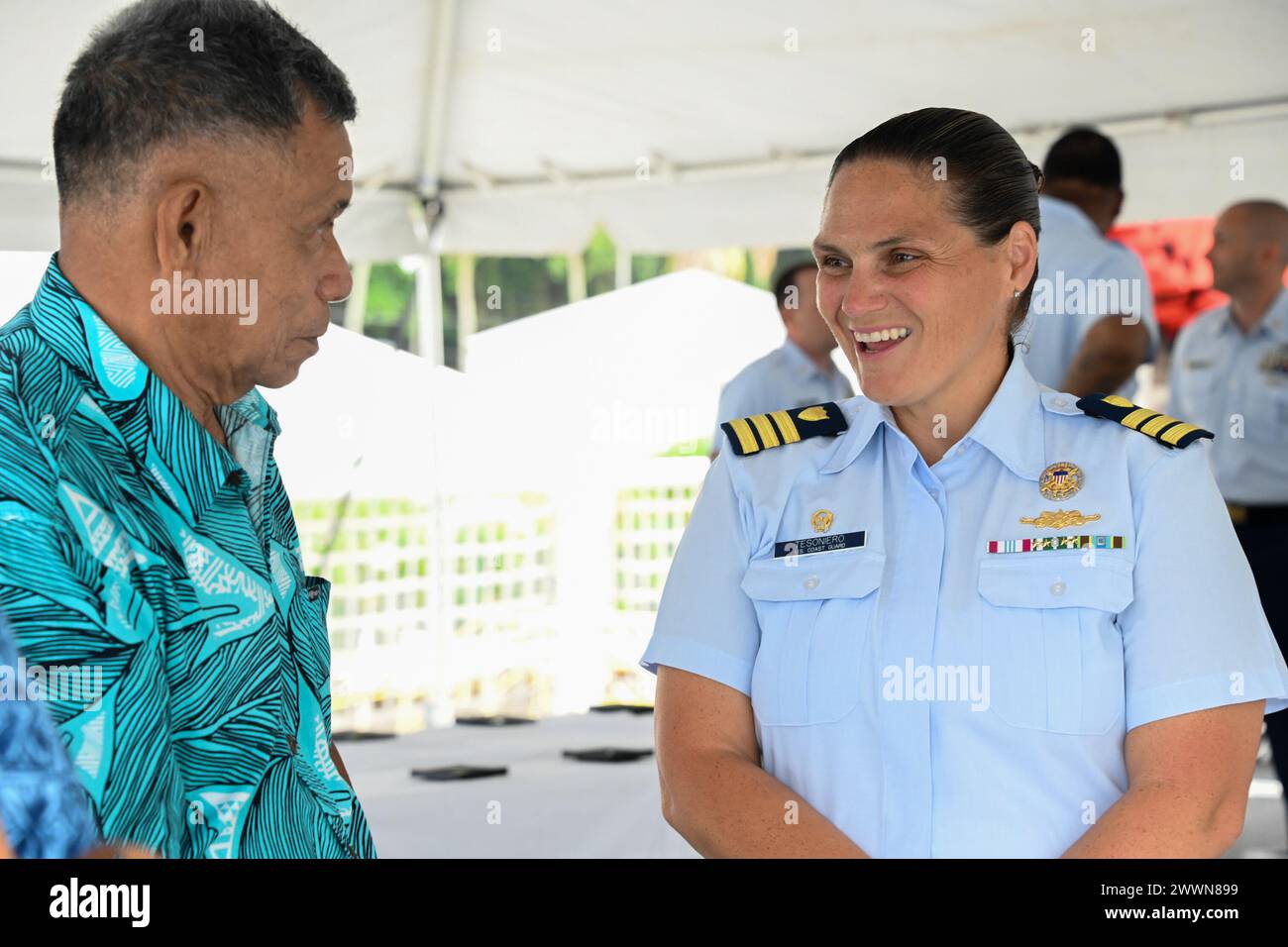 Cmdr. Nicole Tesoniero, Cutter der US-Küstenwache Harriet Lane (WMEC 903), befehlshabender Offizier und Besatzung beherbergen am 1. Februar 2024 amerikanische samoanische Führer an Bord des Cutters, während sie in Pago Pago, Amerikanisch-Samoa, vor Anker gebracht wurden. Dieser Empfang bot Mitarbeitern der Küstenwache und Führern von Amerikanisch-Samoa die Möglichkeit, über zukünftige Engagements zu diskutieren und darüber zu diskutieren, wie die Küstenwache und Amerikanisch-Samoa zusammenarbeiten können, um die gewünschten Ergebnisse zwischen beiden Einheiten zu erzielen. Küstenwache Stockfoto