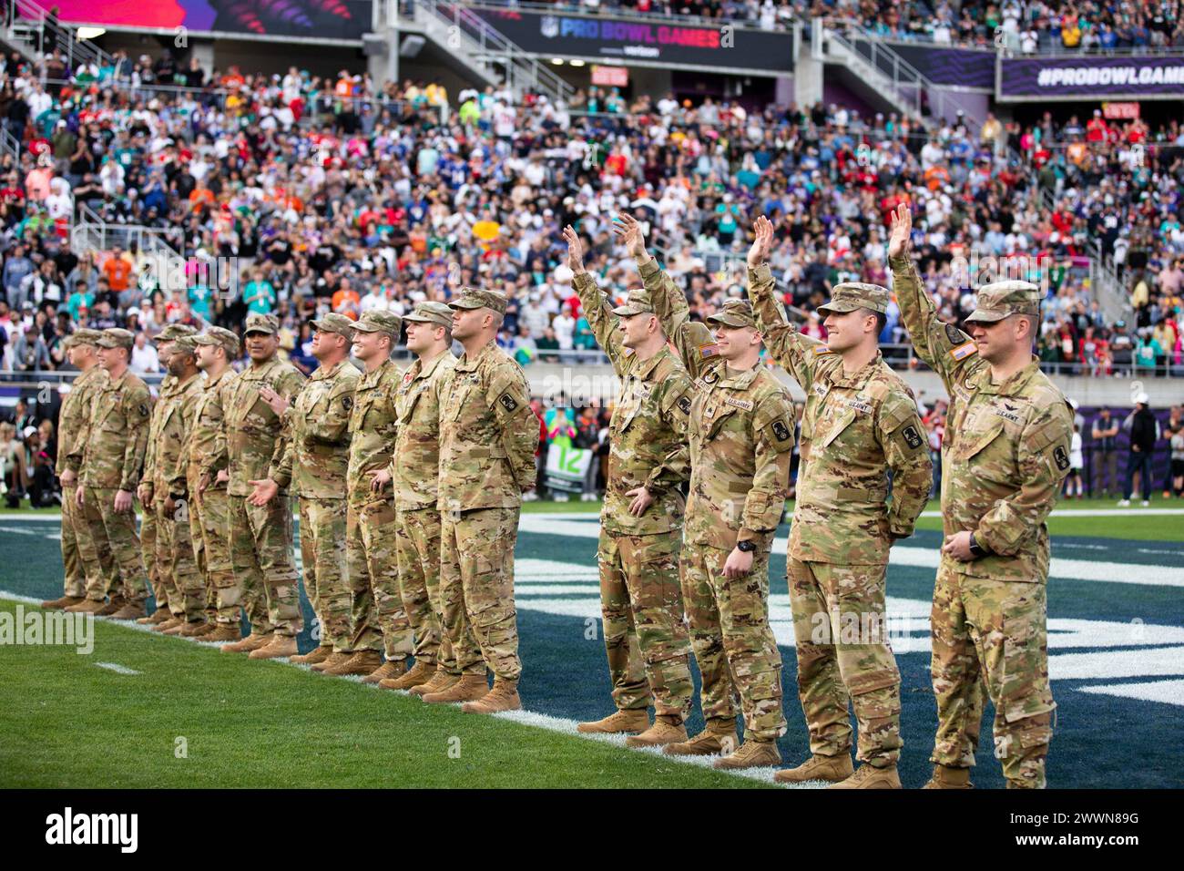 Soldaten der US-Armee, die dem 5. Bis 159. General Support Aviation Battalion und der 244. Expeditionary Combat Aviation Brigade zugeteilt wurden, wurden auf dem Feld des NFL Pro Bowl 2024 für die Überführung über dem Stadion im Camping World Stadium in Orlando, Florida, am 4. Februar 2024 anerkannt. Die Überführung beinhaltete einen CH47 Chinook, UH60 Blackhawk und HH60 Blackhawk. Armee Stockfoto